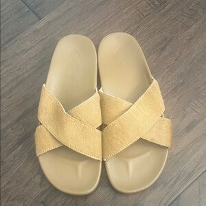 OluKai Women's Tan Pony Hair Cross-Strap Western Leather Sandals 8 GUC